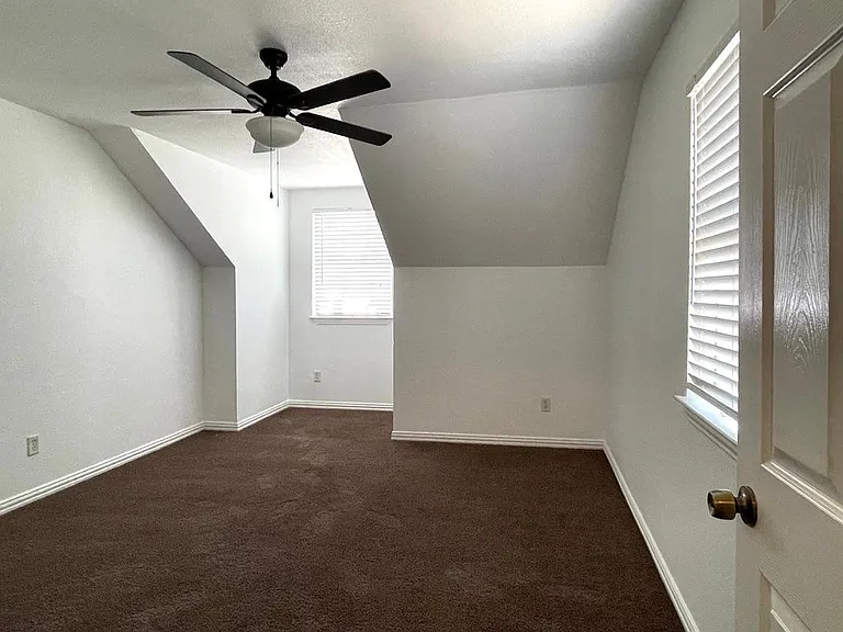 1427 N Woods St — Photo 3