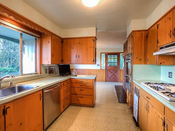 Light and Bright kitchen.