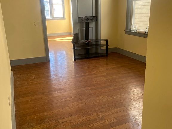 4th image of 384 Fulton Ave #1