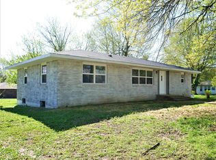 828 S Hudson Ave, Aurora, MO 65605