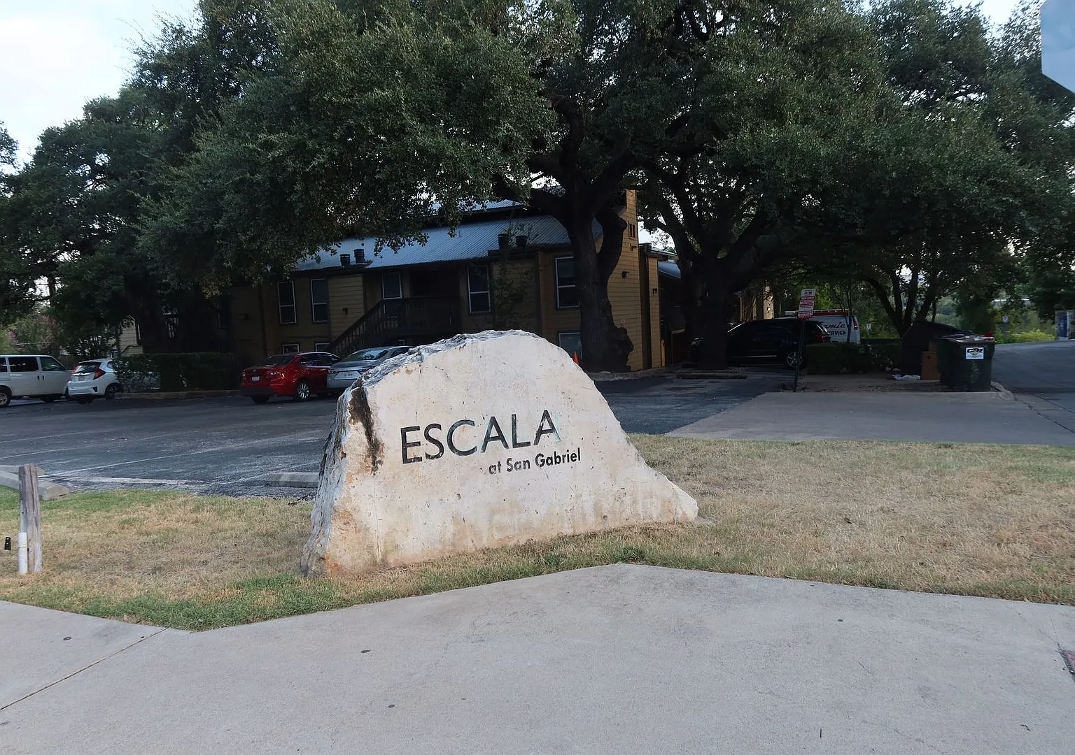 Escala West Campus - Renovated Studio - In And Out - Ut Shuttle - Parking - Pool - $1095 — Photo 1