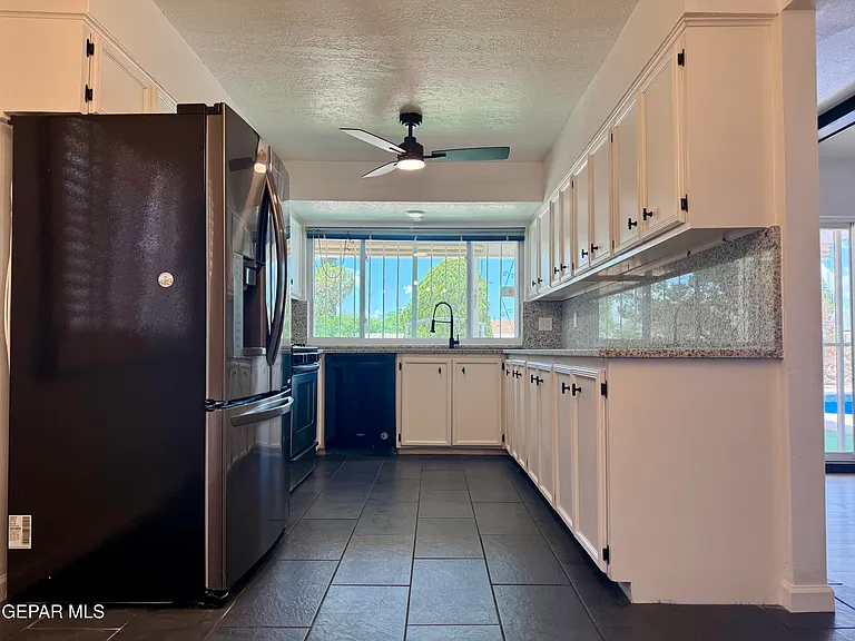 1649 Lomaland Dr — Photo 8