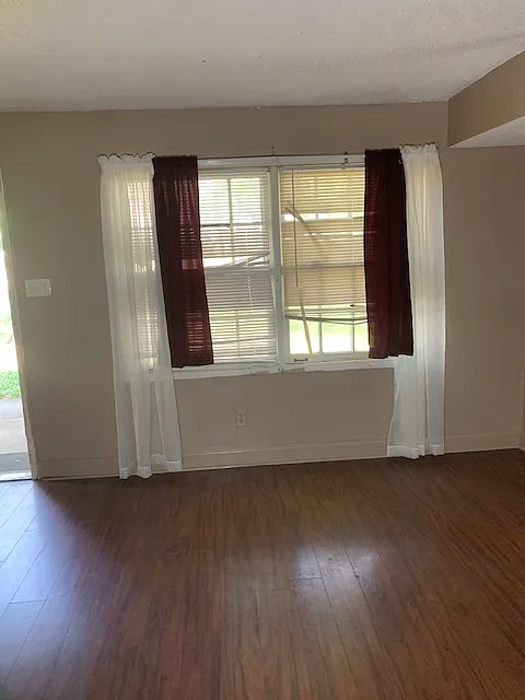 2 bed, 1.5 bath, 900 sqft, $850 — Photo 2