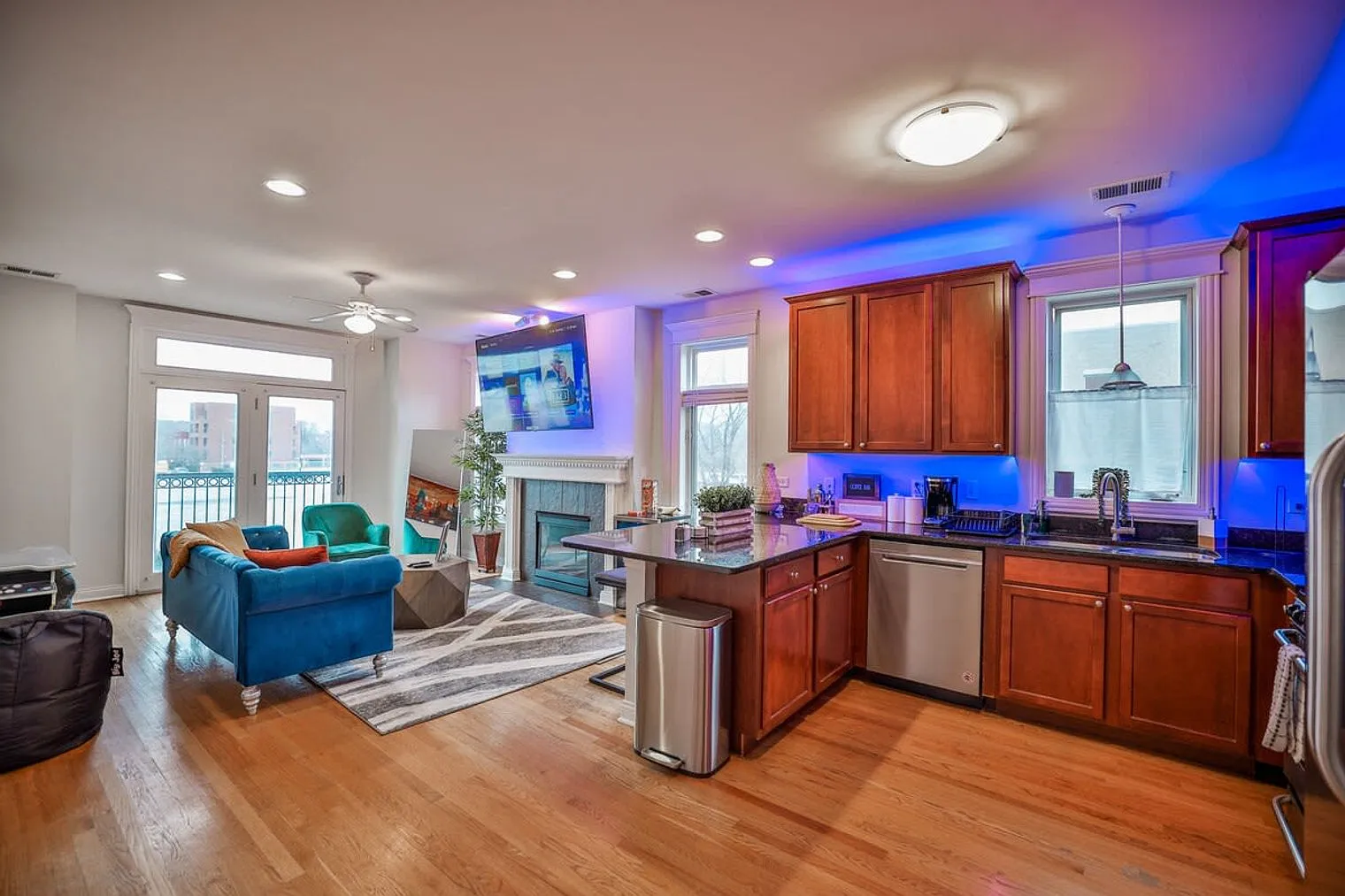 3 bed, 2.0 bath, 1194 sqft, $5,385 — Photo 2