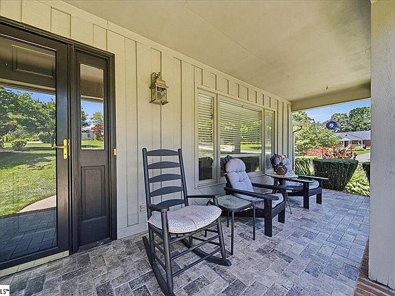 4th image of 306 Watkins Cir