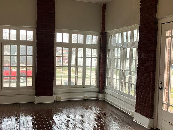 3rd image of 219 W Rush St
