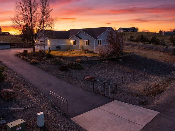 2nd image of 569 SE Nugget Ln