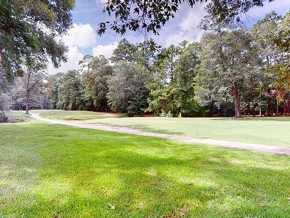 3rd image of 806 Camphor Cir