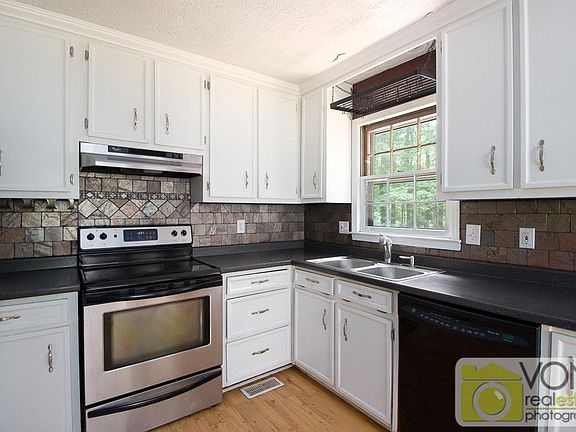 5th image of 2446 Hillboro Cir SW