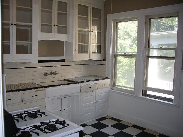 2nd image of 572 Potomac Ave APT 3