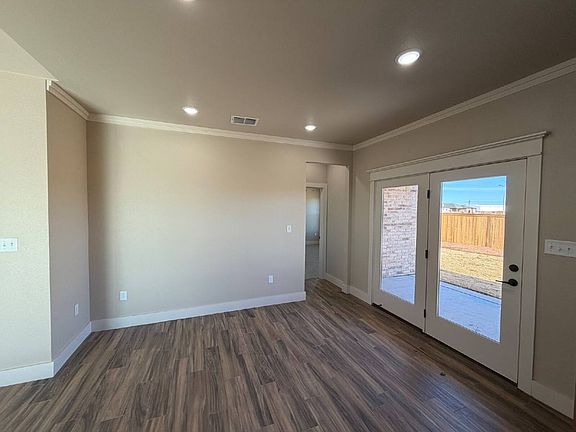4th image of 406 Essex Ln