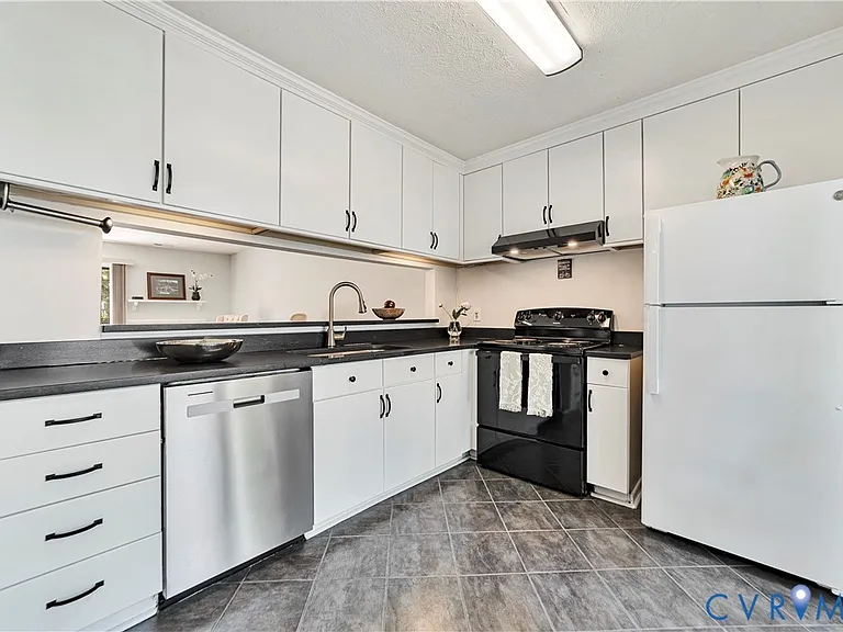 2716 Schooner Ct — Photo 4