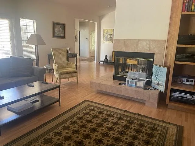 727 Amherst Cir — Photo 18
