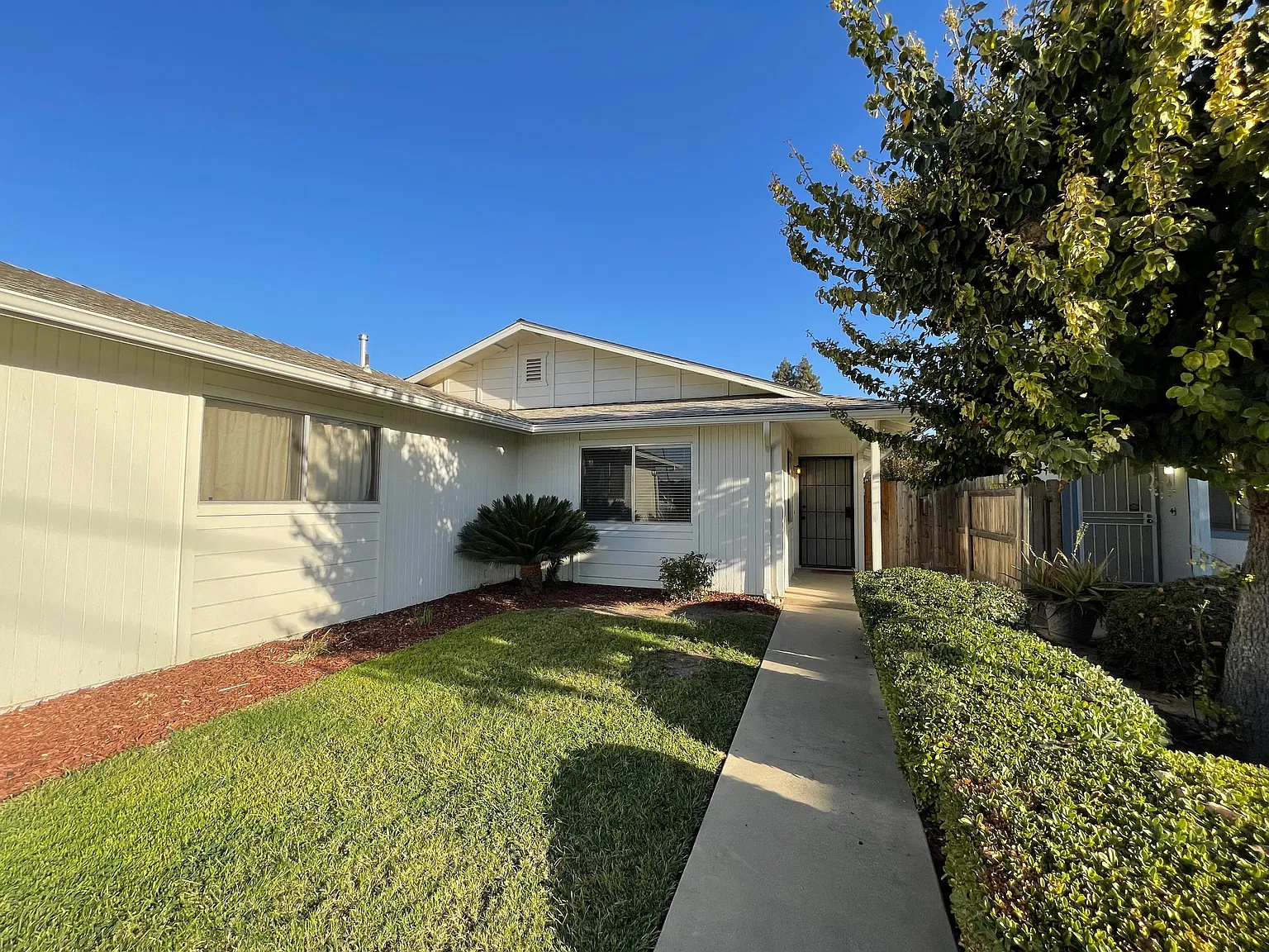 3 bed, 1156 sqft, $2,000 — Photo 2