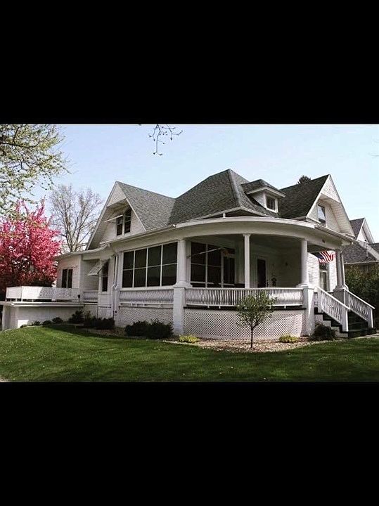 1st image of 303 1st Ave NE