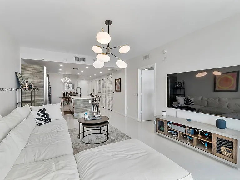 460 NE 28th St #2103 — Photo 3