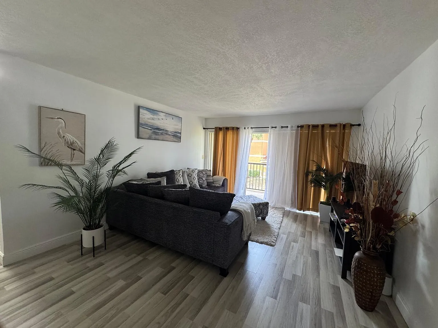 2 bed, 2.0 bath, 984 sqft, $2,300 — Photo 3