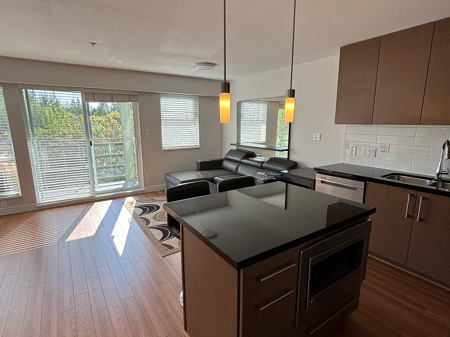 1 bedroom plus den condo — Photo 1