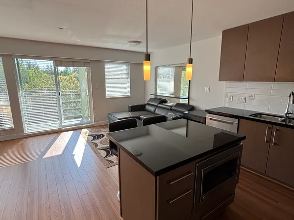 15735 Croydon Dr #313, Surrey, BC V3Z 2L5