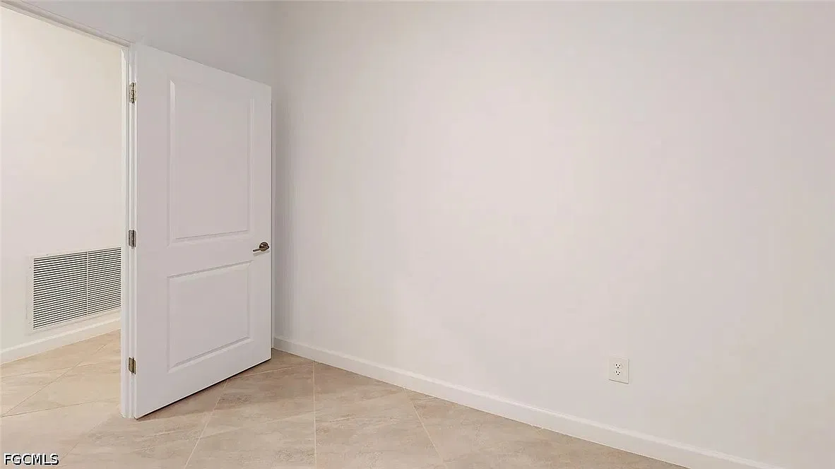 3 bed, 3.0 bath, 2202 sqft, $2,475 — Photo 2
