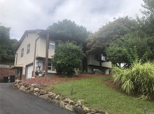 32 S Lilburn Dr, Garnerville, NY 10923