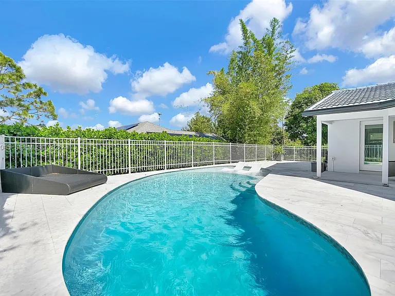 1001 NW 4th Ct — Photo 43