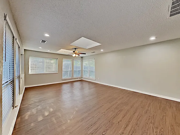 2112 Cedarcrest Dr — Photo 3