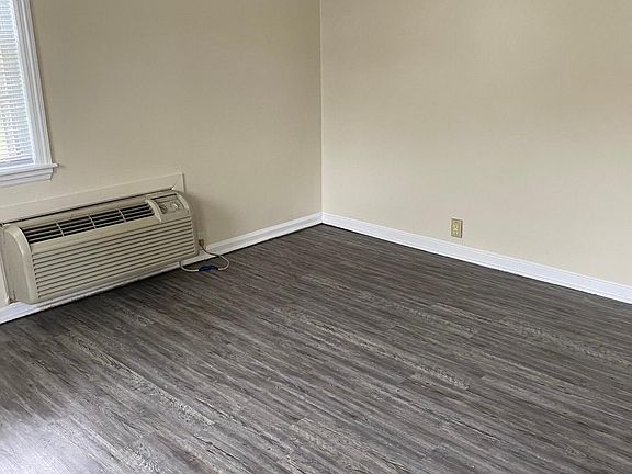 3rd image of 2427 Parkway Dr APT 4