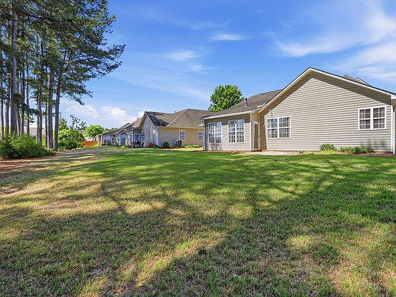 4th image of 10 Hanging Moss Ln