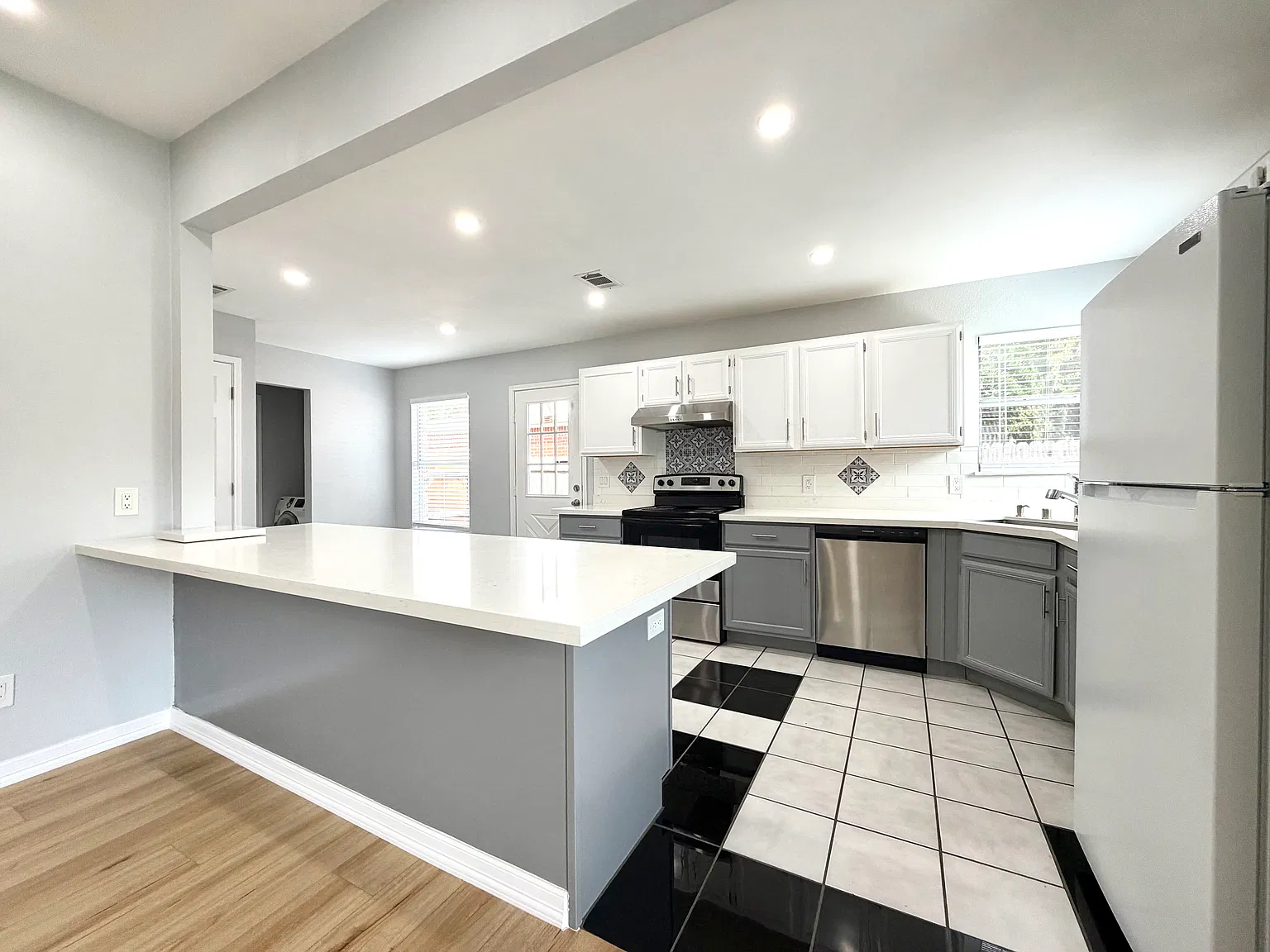 3 bed, 1770 sqft, $2,500 — Photo 4