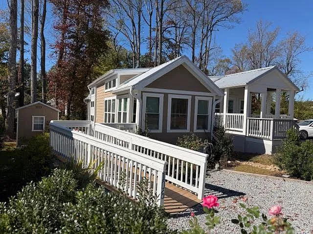 106 Meandering Ln
