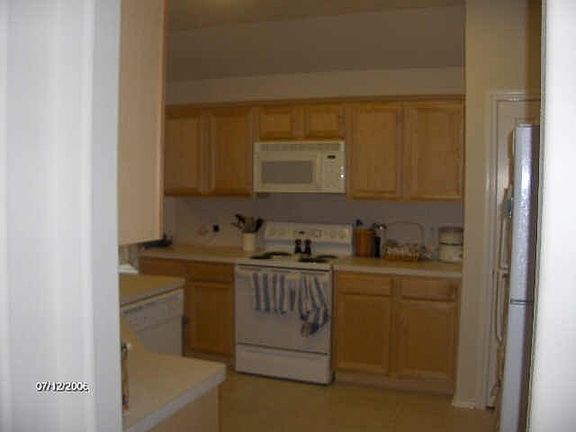 Kitchen w/Microwave