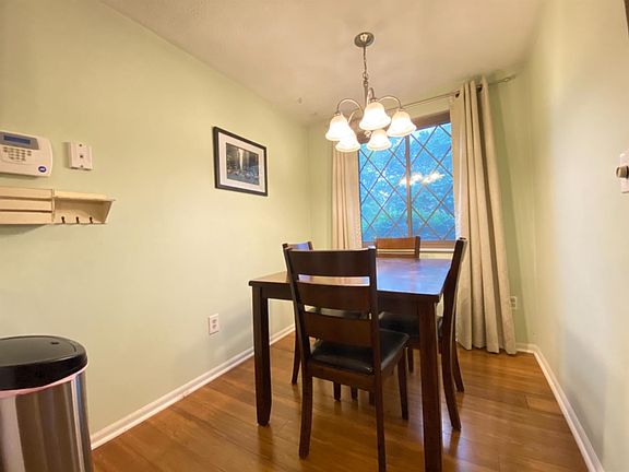 3rd image of 433 Dartmouth Cir