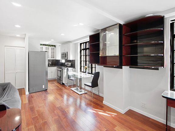 2nd image of 320 E 42nd St APT 918