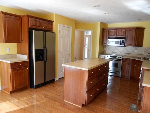 5th image of 223 Stoney Ln