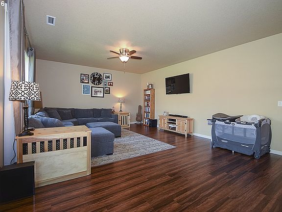 4th image of 204 Rocky Meadow Dr