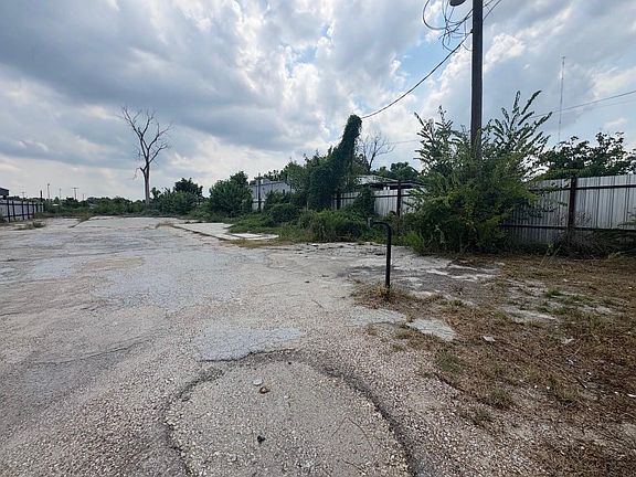 2nd image of 1904 Little York Rd