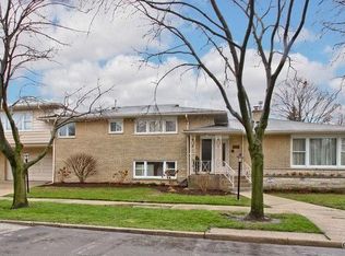 4225 Davis St, Skokie, IL 60076