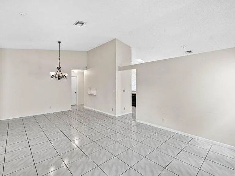 10001 Country Brook Rd — Photo 8