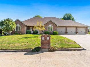 1450 S Hedgewood Dr, Bolivar, MO 65613