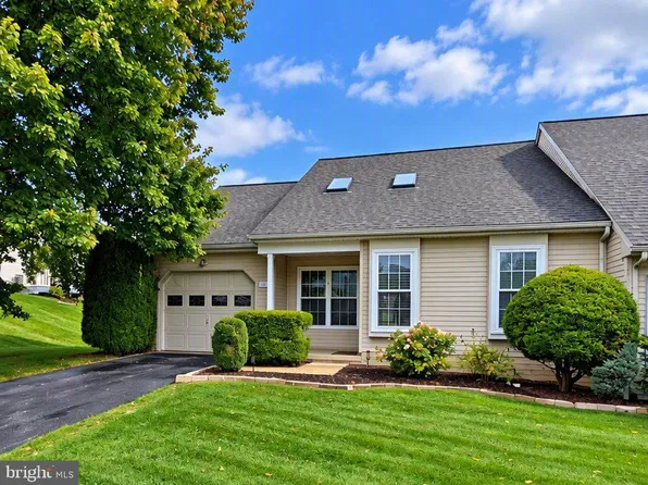 19 Burr Oak Dr, Millersville, PA 17551