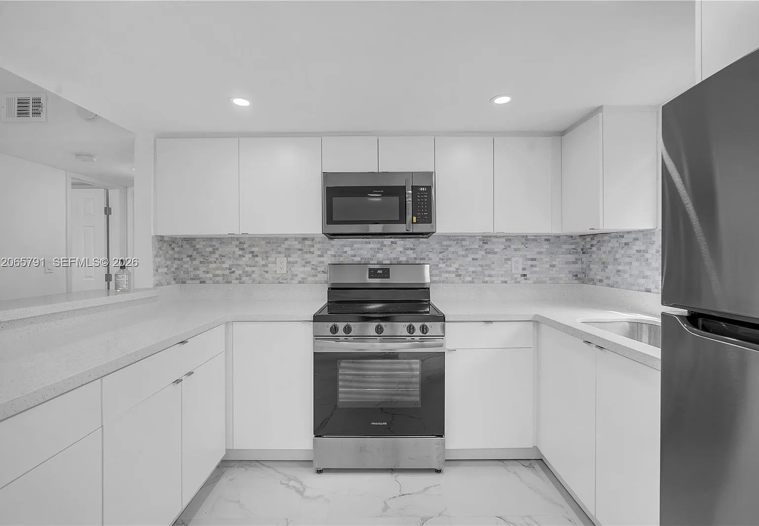 2 bed, 2.0 bath, 1050 sqft, $2,380 — Photo 3