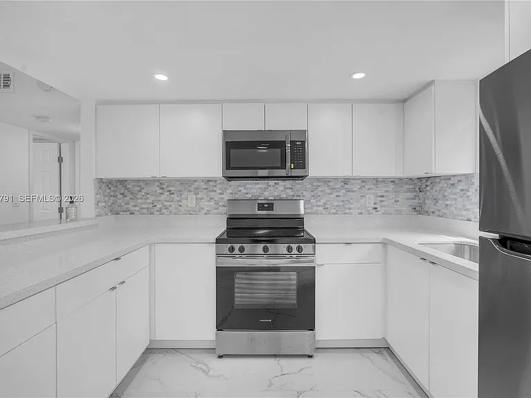 414 SE 14th St #3 — Photo 3