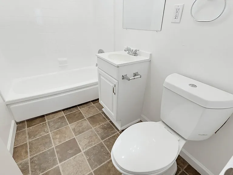Quiet Jefferson Park Apartments Spacious, Secure & Centrally Located — Photo 15