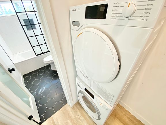 4th image of 6352 Willoughby Ave #11