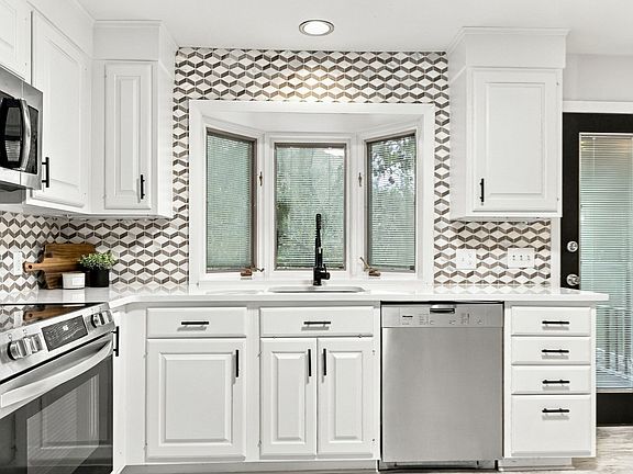 5th image of 17 Oakridge St