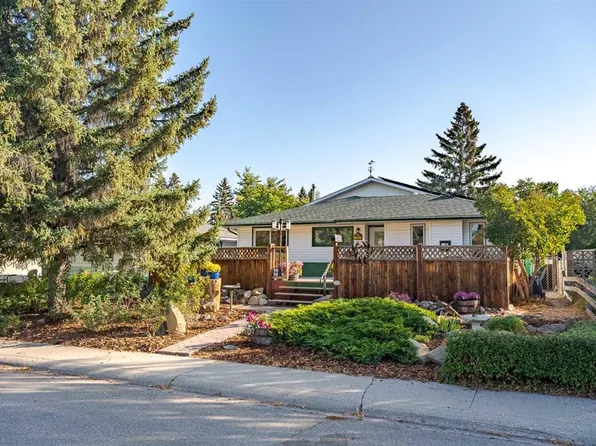 64 SW Foxwell Rd SE, Calgary, AB T2H 1A3