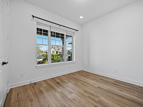 4th image of 2908 Aspen Point Ct