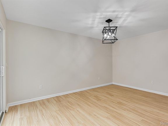 4th image of 40526 Newport Dr