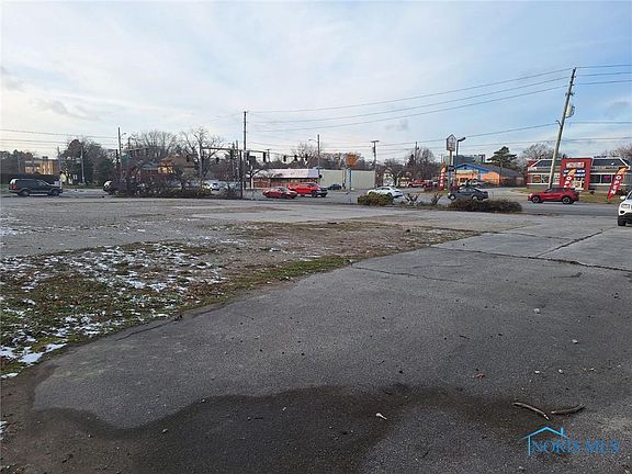 3rd image of 1843-1851 W Bancroft St